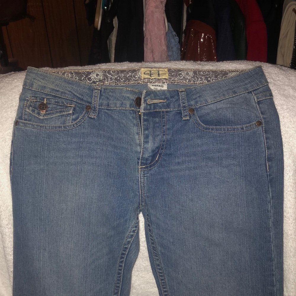 Thís is Cerado Jeans in a Size 9. It has an inside pocket and flair legs.